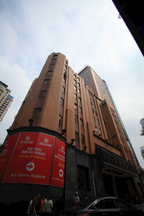 城市中高大的棕色建筑