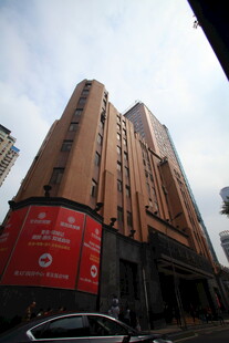 城市中矗立的多层建筑