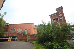 红砖建筑旁绿植环绕景观