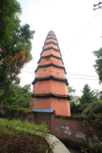 古朴红塔立于葱郁林间