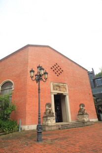 红砖建筑前的复古路灯