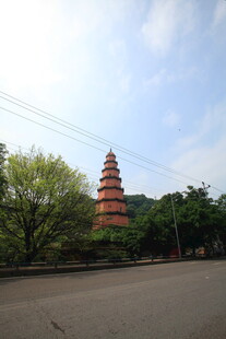 路边的多层古塔