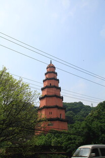 红塔矗立绿树间