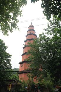 绿树环绕中的古朴宝塔