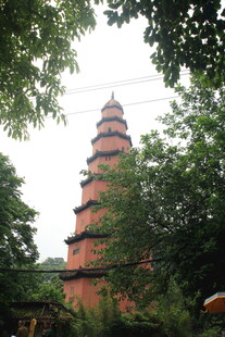 绿树环绕中的古朴宝塔