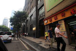 城市街道行人与街边店铺