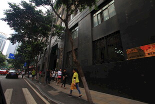 城市街道行人与建筑景观