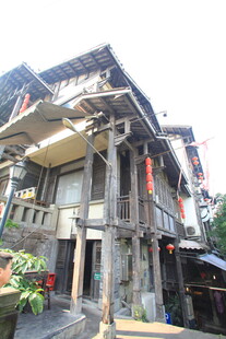 古朴特色吊脚楼建筑