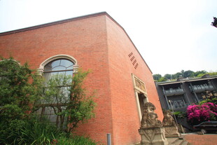 红砖建筑旁的绿植花卉