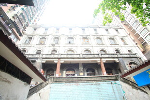 老旧居民楼狭窄巷道景象