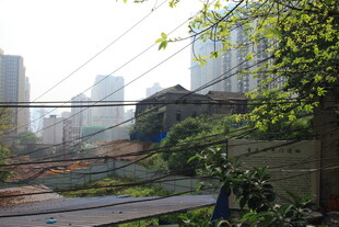 城市角落的废弃杂乱场景