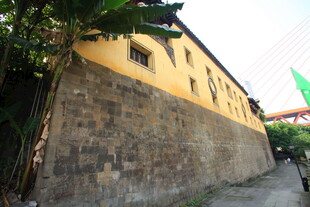 古老黄墙建筑旁的小路