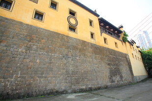 古老城墙旁的黄色建筑