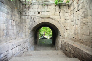 古老石砌隧道入口