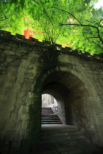 古石拱门 绿意环绕之景