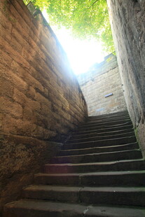 古老石阶通向光明