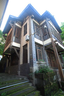 传统风格木质多层建筑