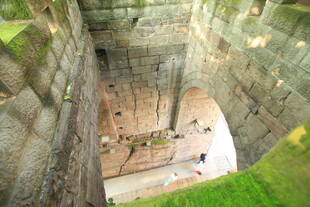 古老神秘的地下石砌建筑