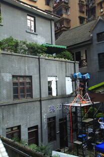 老旧居民楼间的生活场景