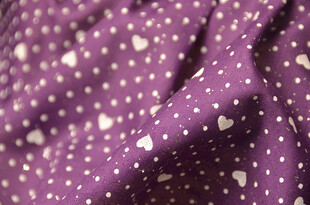 紫色波点布料特写