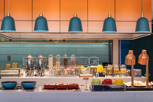 现代时尚的精致吧台场景