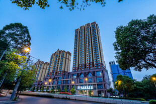 城市夜幕下的繁华建筑群