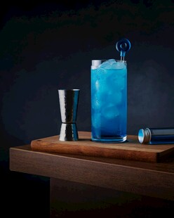 蓝色鸡尾酒与调酒工具