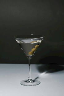 马天尼鸡尾酒柠檬皮点缀