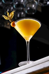 精致黄调鸡尾酒