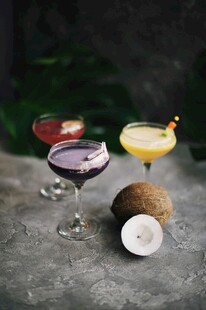 多彩鸡尾酒与新鲜椰子