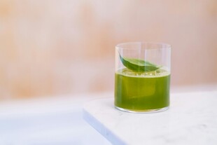 绿色清新薄荷饮品一杯