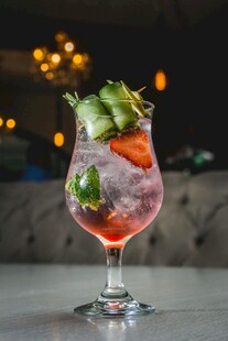 精致草莓薄荷鸡尾酒