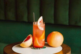色彩鲜艳的水果鸡尾酒