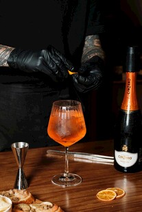 精致调酒场景下的美味饮品