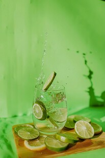 青柠饮品搭配清新绿色背景