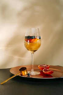 精致水果酒搭配托盘餐具