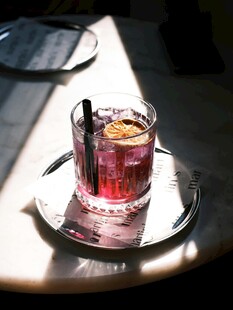 阳光下的精致红色饮品