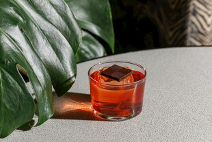 绿叶旁的精致红色饮品