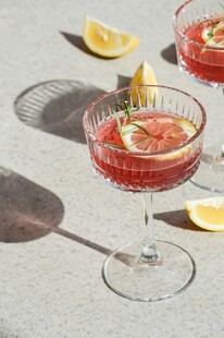 两杯红色鸡尾酒配柠檬片
