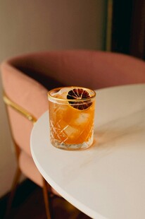 精致玻璃杯中的特色饮品