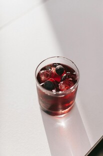 杯中莓果饮品色泽诱人