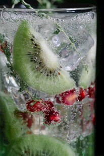 猕猴桃石榴冰块饮品