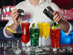 调酒师展示多彩鸡尾酒