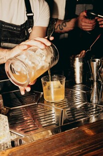 酒吧调酒师正在调制饮品