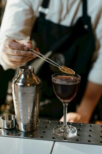 调酒师精心调制鸡尾酒