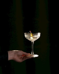 手持香槟杯特写