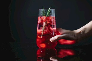 手捧红色鲜果冰饮