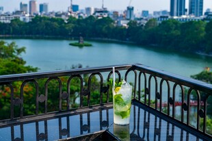 湖畔阳台赏城市风光
