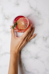 手捧粉红饮品清新诱人