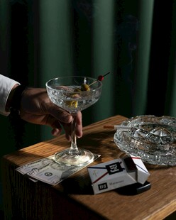 复古风手托雕花玻璃杯